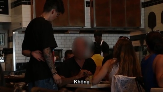Bất ngờ khi theo chân một anh chàng giả làm người xin ăn
